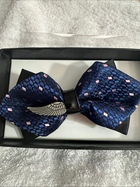 Tytus Ties ”Navy Blue Bow Tie with Pink Accents and Silver Wing